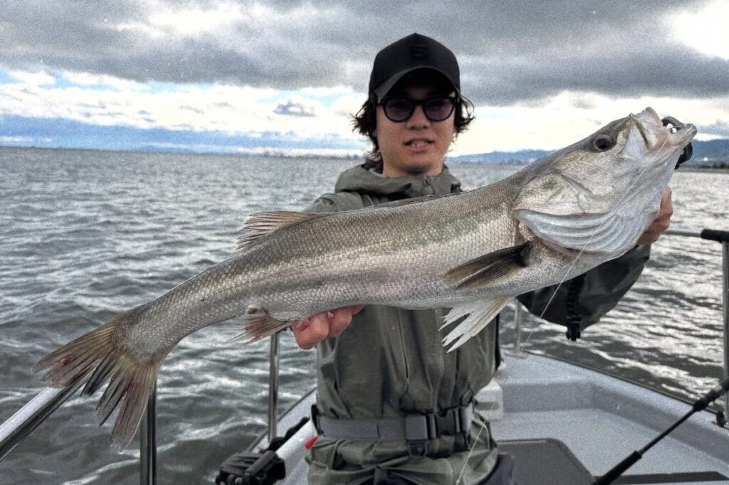 Guests fishing on Osaka Bay with Japan Bass Fishing Agent