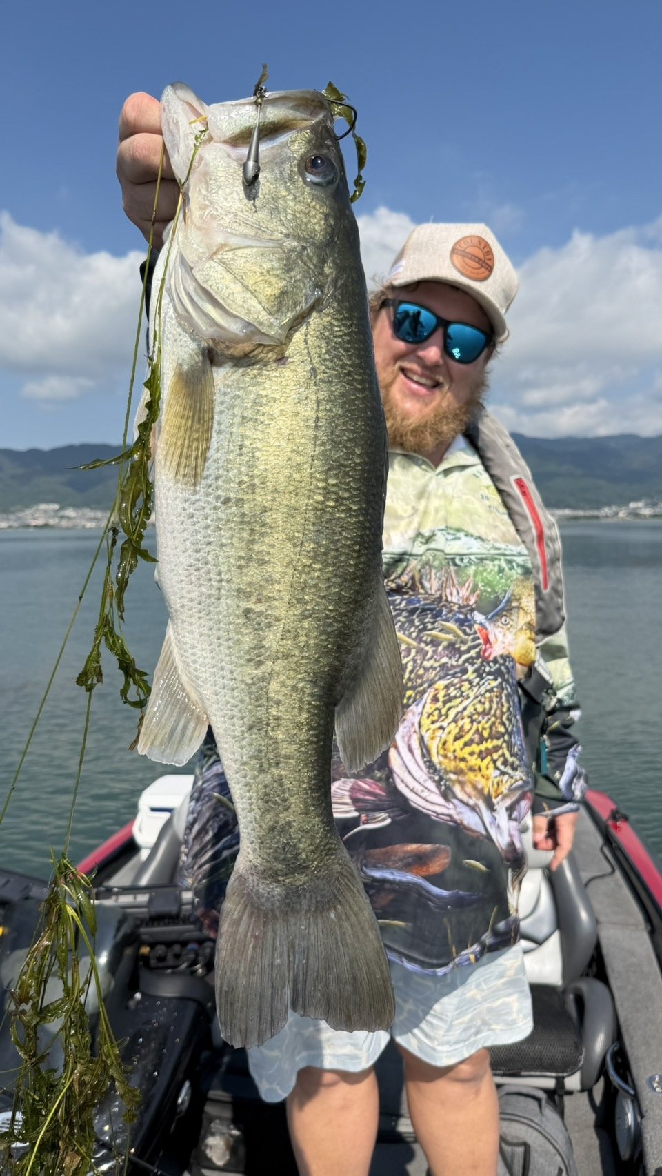 60cm-class largemouth bass caught punching weed cover on Lake Biwa with a JBFA guide