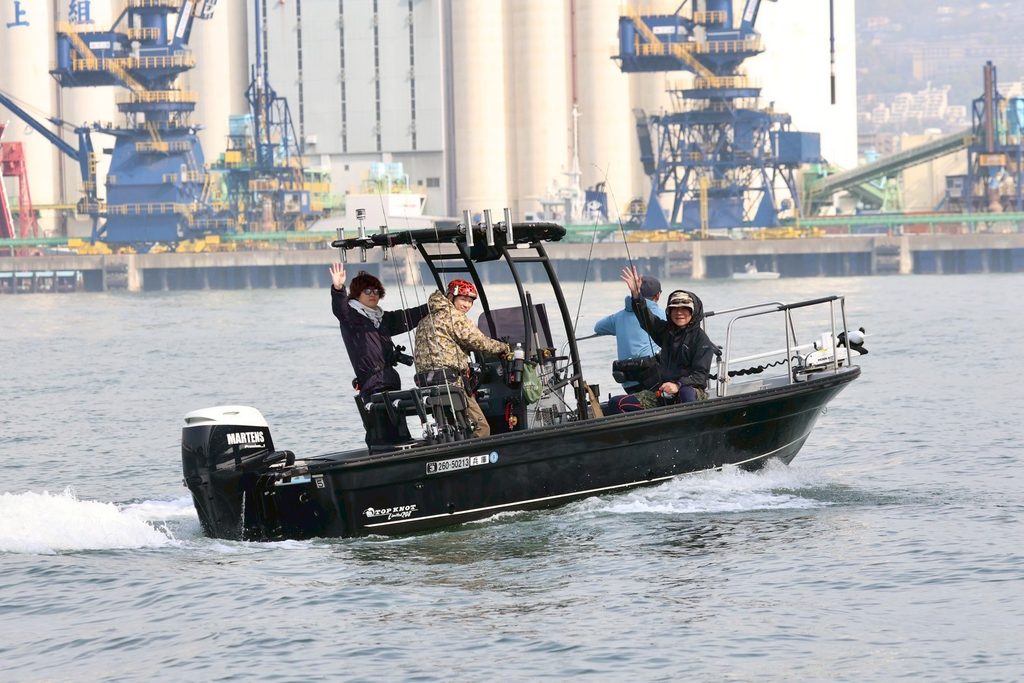 Captain Shinya Aramaki with a guest's catch on Osaka Bay