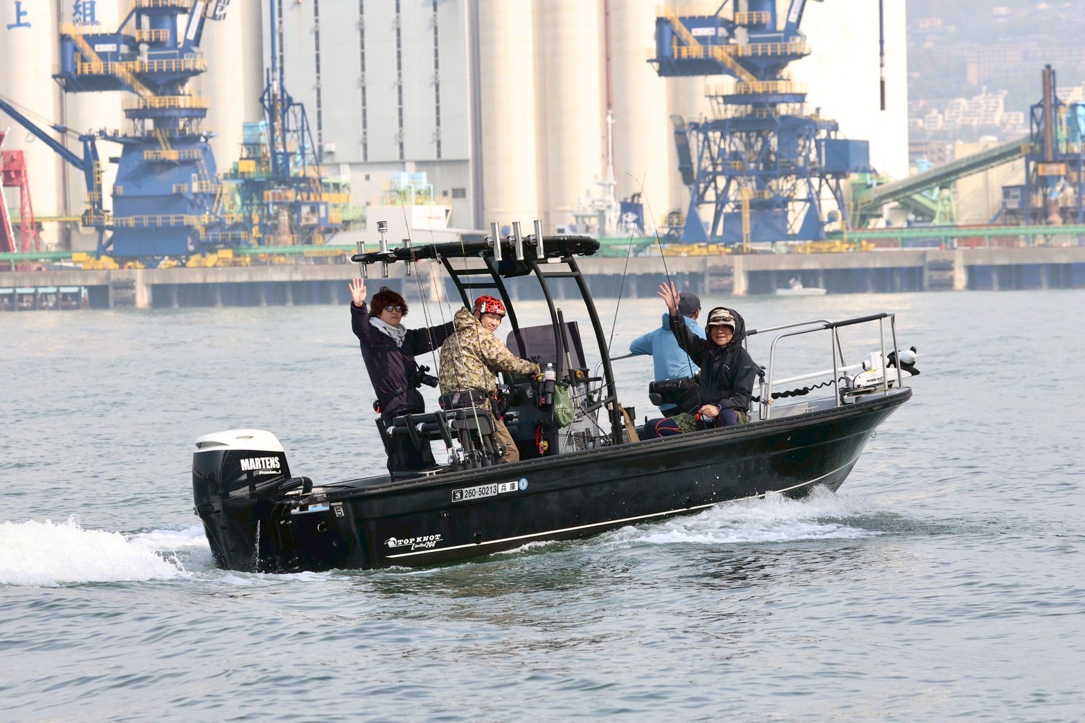 Captain Shinya Aramaki with a guest's catch on Osaka Bay