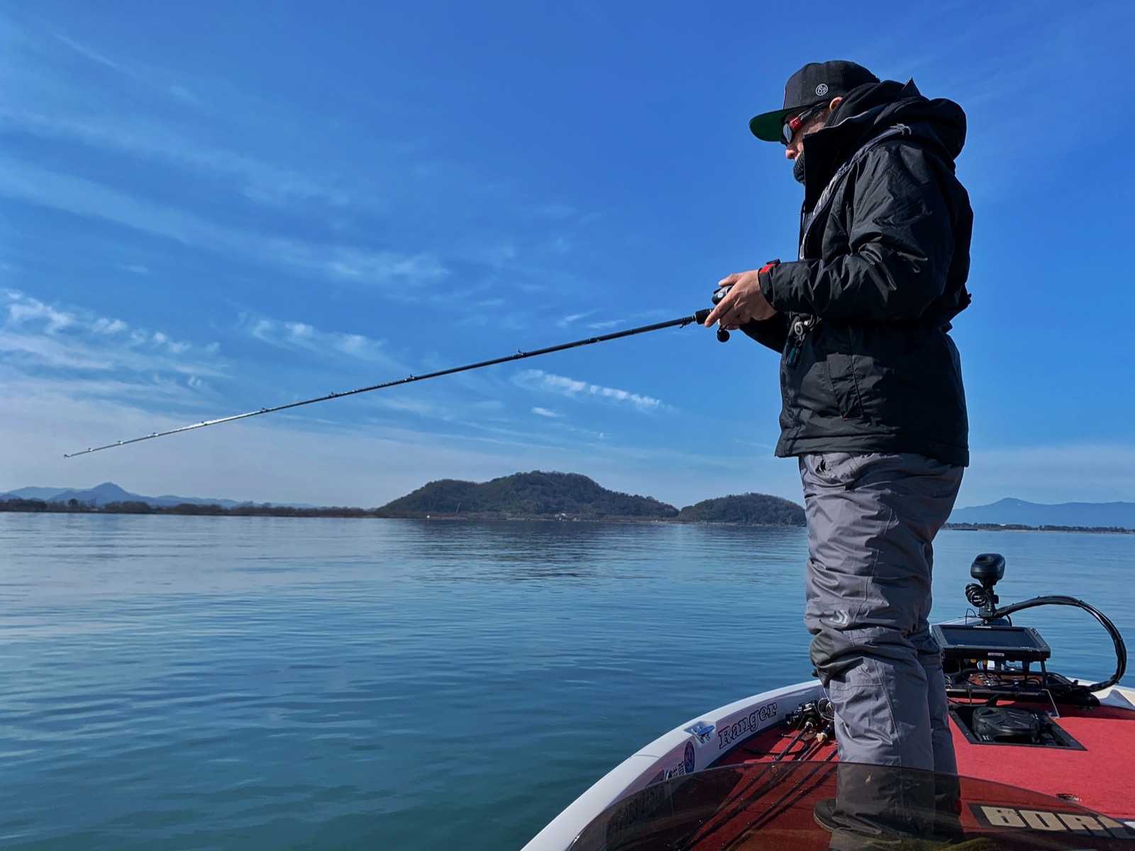 Shaking the rod while reeling to swim a neko rig along the bottom